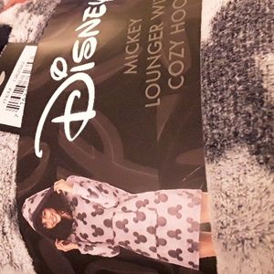 🎁NWT DISNEY Mickey lounger with hood